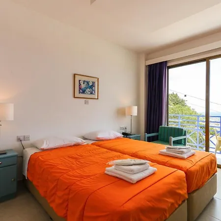 Hotel Axiothea 2*