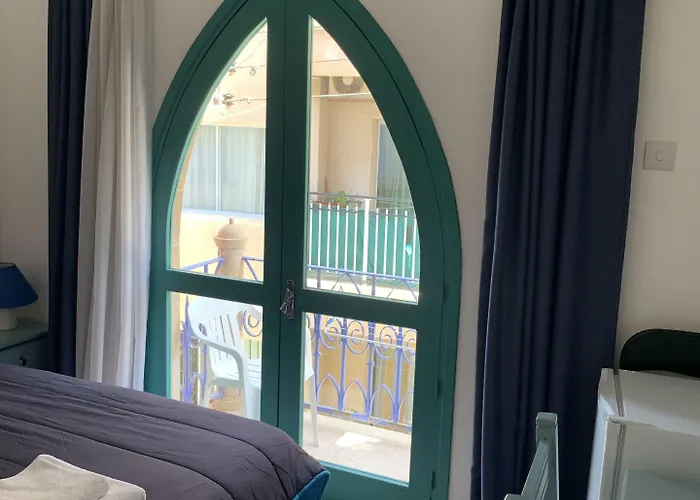 Szálloda Axiothea 2*